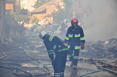 Пожежу на вул. Севастопольській у Чернівцях локалізували. Небезпеки перекидання вогню немає (ФОТО)