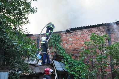 Пожежу на вул. Севастопольській у Чернівцях локалізували. Небезпеки перекидання вогню немає (ФОТО)