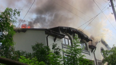 Масштабна пожежа в Чернівцях: у житловому будинку згоріла мансарда (ВІДЕО)