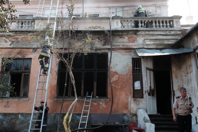 У Чернівцях горіла стара будівля, в якій знаходиться офіс "Свободи"