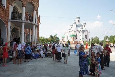 Буковинці пройшли хресним ходом на Аннину гору, де правитиме митрополит Онуфрій (ФОТО)