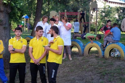 Гравці "Буковини" зіграли у футбол з дітлахами на новому спортмайданчику (ФОТО)