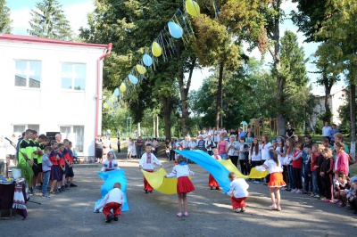 Гравці "Буковини" зіграли у футбол з дітлахами на новому спортмайданчику (ФОТО)