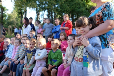 Гравці "Буковини" зіграли у футбол з дітлахами на новому спортмайданчику (ФОТО)