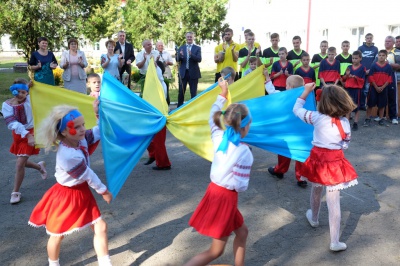 Гравці "Буковини" зіграли у футбол з дітлахами на новому спортмайданчику (ФОТО)