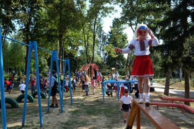 Гравці "Буковини" зіграли у футбол з дітлахами на новому спортмайданчику (ФОТО)