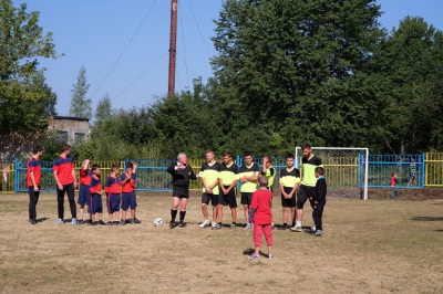 Гравці "Буковини" зіграли у футбол з дітлахами на новому спортмайданчику (ФОТО)