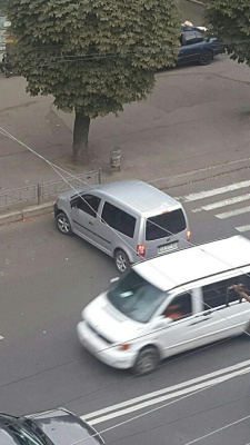 Майстриня паркування: у Чернівцях жінка залишила іномарку впоперек дороги (ФОТО)