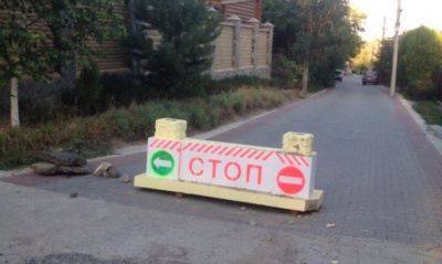 У Чернівцях "мажори" біля своїх будинків перекрили дорогу бетонним блоком (ФОТО)