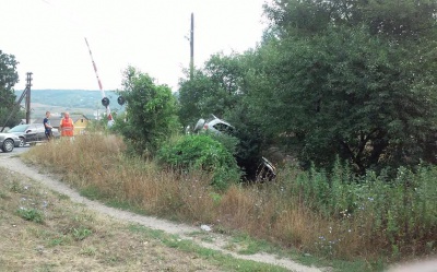 У Чернівцях позашляховик злетів з дороги біля залізничного переїзду (ФОТО)