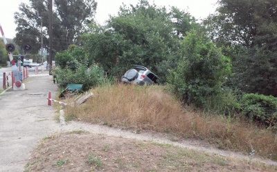 У Чернівцях позашляховик злетів з дороги біля залізничного переїзду (ФОТО)