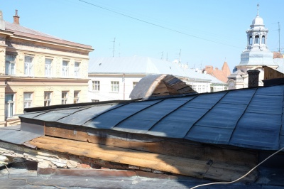 З даху драмтеатру в Чернівцях вкрали бляху (ФОТО)