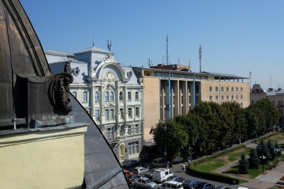 З даху драмтеатру в Чернівцях вкрали бляху (ФОТО)