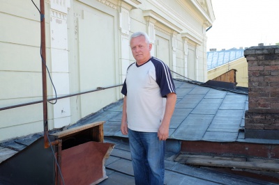 З даху драмтеатру в Чернівцях вкрали бляху (ФОТО)