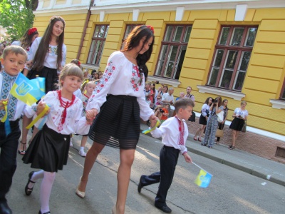 Перший дзвоник у Чернівецькій гімназії №5: право першого дзвінка надали військовому (ФОТО)