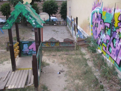 У центрі Чернівців – занедбаний, розламаний дитячий майданчик (ФОТО)
