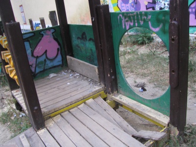 У центрі Чернівців – занедбаний, розламаний дитячий майданчик (ФОТО)