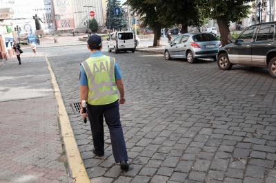 У Чернівцях під час рейду ДАІ водій-порушник ледь не збив телеоператора (ФОТО)