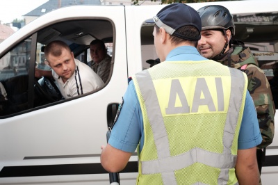 У Чернівцях під час рейду ДАІ водій-порушник ледь не збив телеоператора (ФОТО)