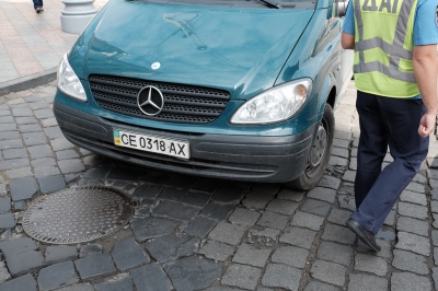 У Чернівцях під час рейду ДАІ водій-порушник ледь не збив телеоператора (ФОТО)