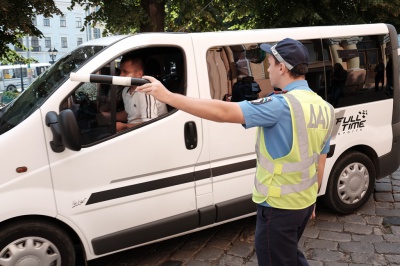 У Чернівцях під час рейду ДАІ водій-порушник ледь не збив телеоператора (ФОТО)