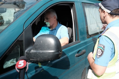 У Чернівцях під час рейду ДАІ водій-порушник ледь не збив телеоператора (ФОТО)