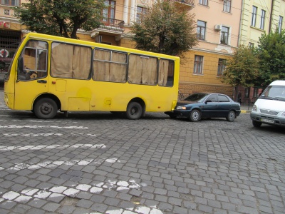 Легковик зіткнувся з маршруткою у центрі Чернівців (ФОТО)
