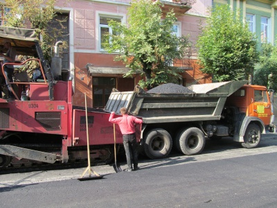 Вулиця Хмельницького - спочатку асфальт, бордюри потім (ФОТО)