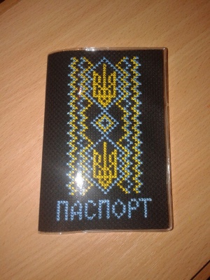 Чернівчанка вишила обкладинку для паспорта Яроша (ФОТО)