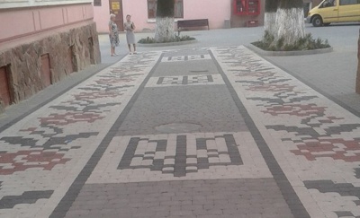Шкільне подвір’я у Чернівцях вимостили патріотичною символікою за допомогою плитки (ФОТО)