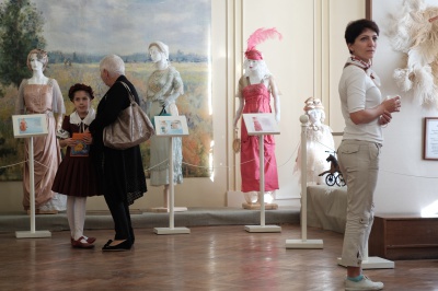 У Чернівцях відкрили виставку одягу епохи модерну (ФОТО)