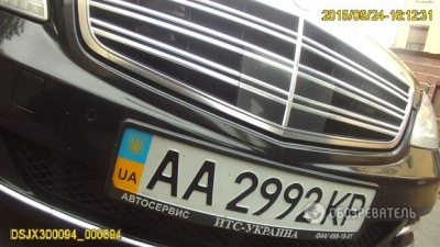 "Мерседес" Януковича, на якому їздила Тимошенко, був зареєстрований на чернівчанина, - ЗМІ