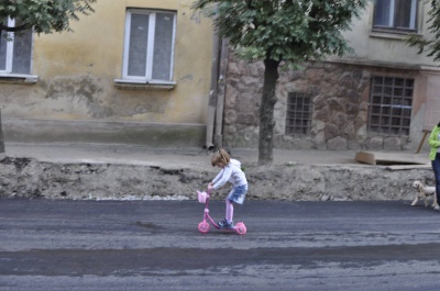 У Чернівцях по вулиці Хмельницького діти вже їздять на самокатах (ФОТО)