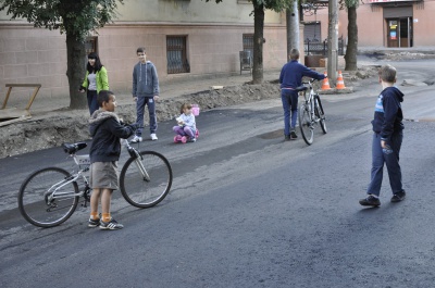 У Чернівцях по вулиці Хмельницького діти вже їздять на самокатах (ФОТО)