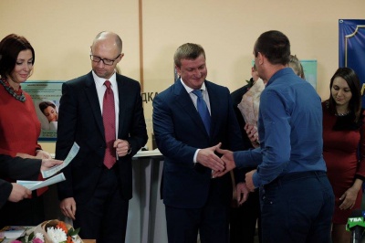 Три чернівецькі сім’ї отримали свідоцтва про народження з рук прем’єра Яценюка та міністра юстиції Петренка