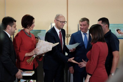 Три чернівецькі сім’ї отримали свідоцтва про народження з рук прем’єра Яценюка та міністра юстиції Петренка