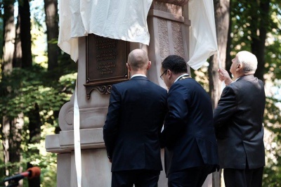 Прем’єр Яценюк та мер Чернівців Каспрук відкрили пам’ятник першому ректорові Чернівецького університету  (ФОТО)