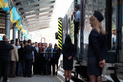 У Чернівцях прем’єр Яценюк відкрив регулярний рейс швидкісного потяга до Львова