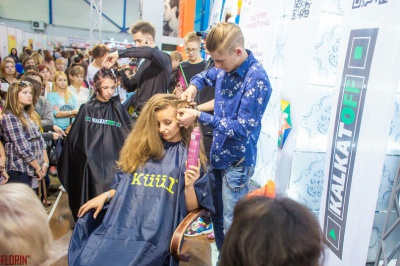 9-класник з Буковини з 12 років займається перукарською майстреністю