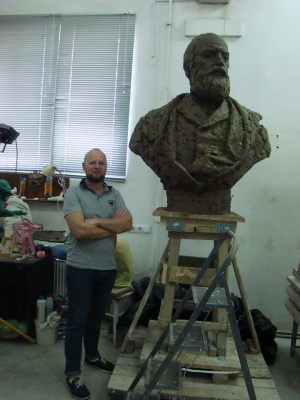 Скульптор показав, як він створював пам’ятник першому ректору Чернівецького університету (ФОТО)