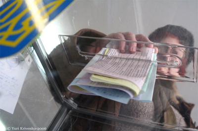 На Буковині і Прикарпатті одного чоловіка зареєстрували кандидатом від різних партій