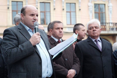 Під ратушею в Чернівцях активісти "Батьківщини" вимагали скликання позачергової сесії (ФОТО)