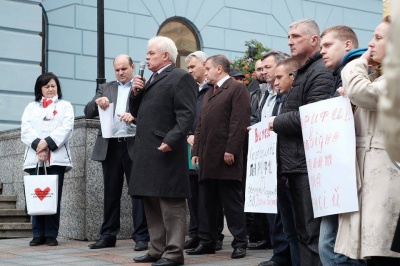 Під ратушею в Чернівцях активісти "Батьківщини" вимагали скликання позачергової сесії (ФОТО)