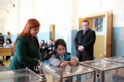Мер Чернівців проголосував з дружиною та сином за "гідне майбутнє міста" (ФОТО)