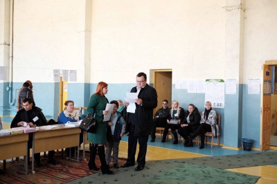 Мер Чернівців проголосував з дружиною та сином за "гідне майбутнє міста" (ФОТО)