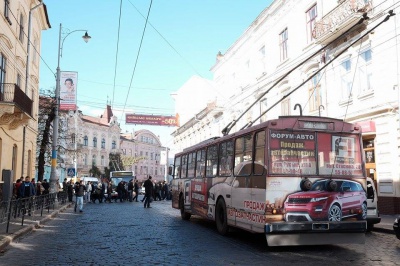 Соратники депутата Білика, якого обшукують у Чернівцях, перекрили вулицю Головну (ФОТО)