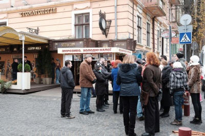 У Чернівцях протестували проти кафе, яке начебто руйнує історичну будівлю (ФОТО)