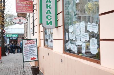 У Чернівцях протестували проти кафе, яке начебто руйнує історичну будівлю (ФОТО)