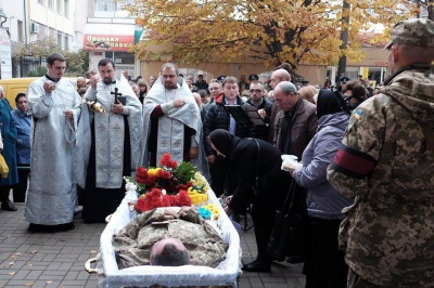 У Чернівцях прощаються із загиблим у зоні АТО воїном (ФОТО)