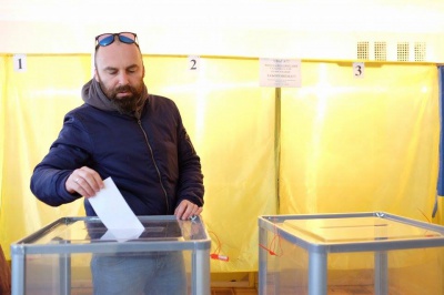 Молодь у Чернівцях голосує мляво (ФОТО)